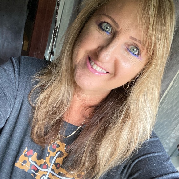 Meet your Posher, Stephanie - Picture 2 of 7